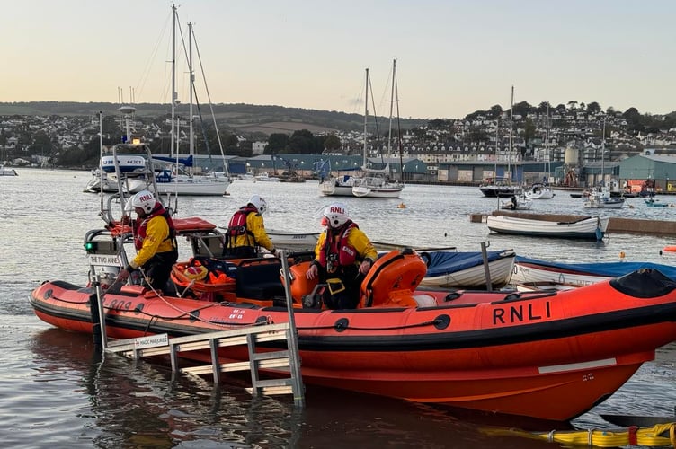 Crew bringing The Two Annes home on the Magic Marjorie 2 trailer